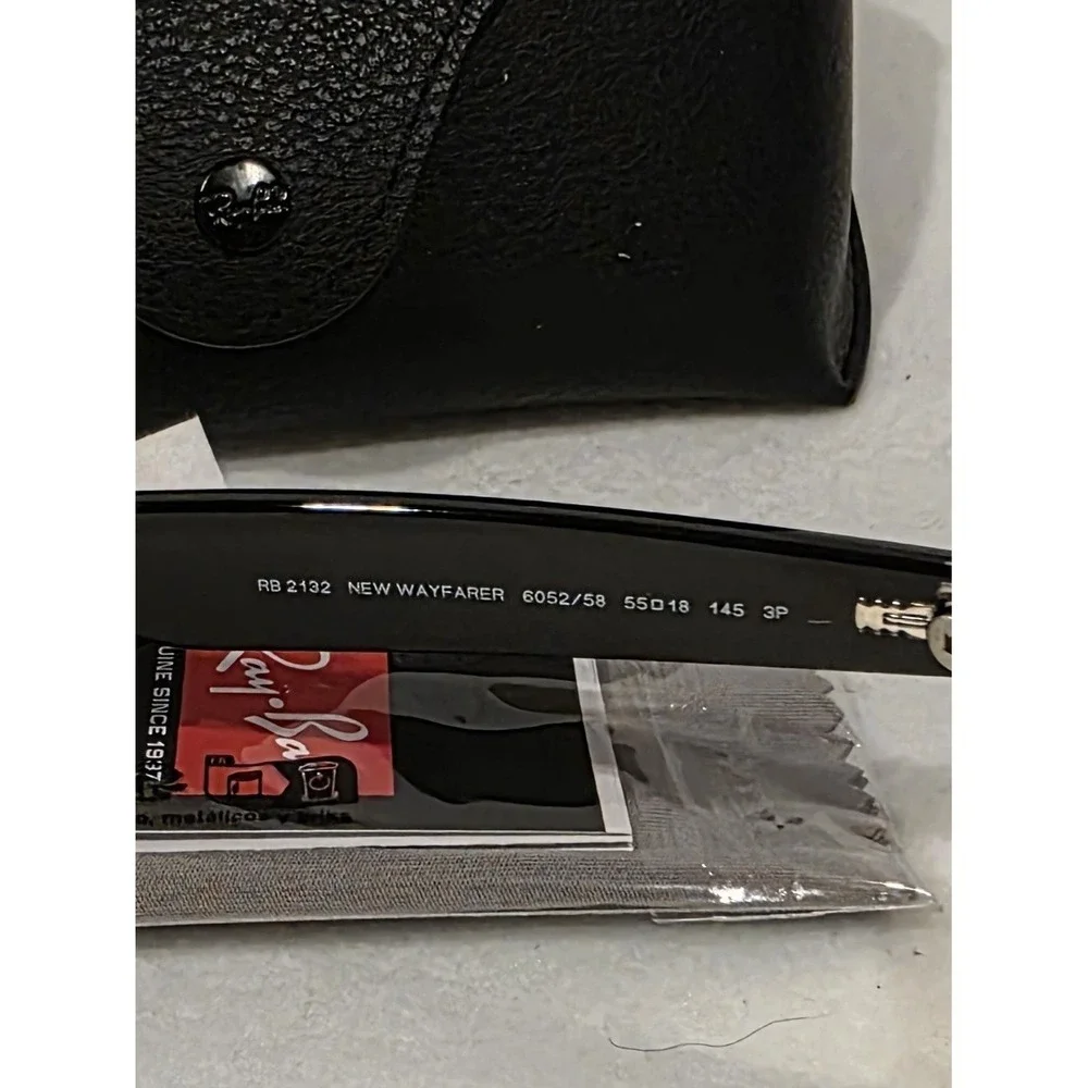 Ray-Ban RB 2132 New Wayfarer 6052/58 Black‎ & Gray Sunglasses. NWT